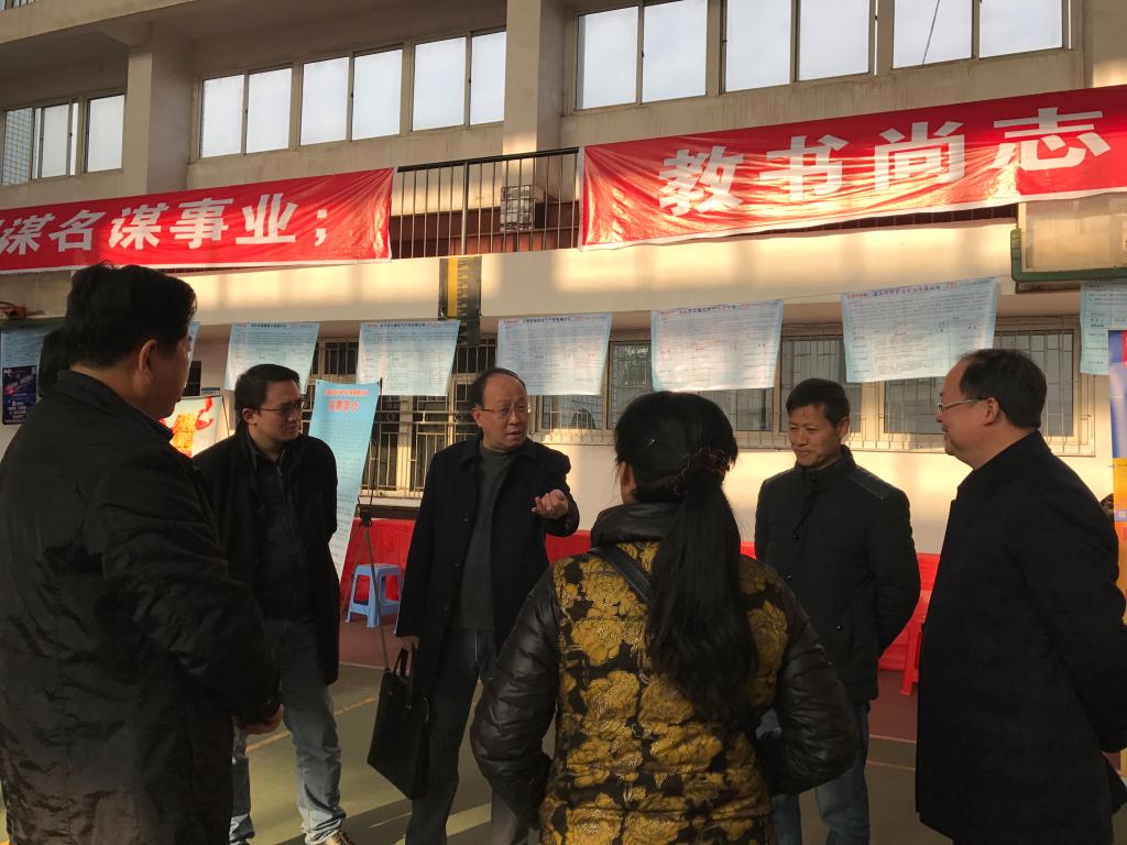 图为 赵鹤平书记指导公司毕业生就业工作(二)