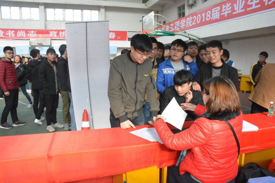 图为 毕业生供需见面会现场(三)