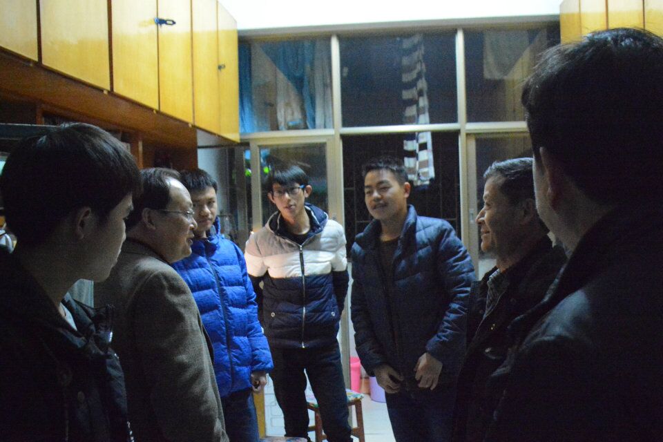 图为 院领导在员工宿舍与员工亲切交谈